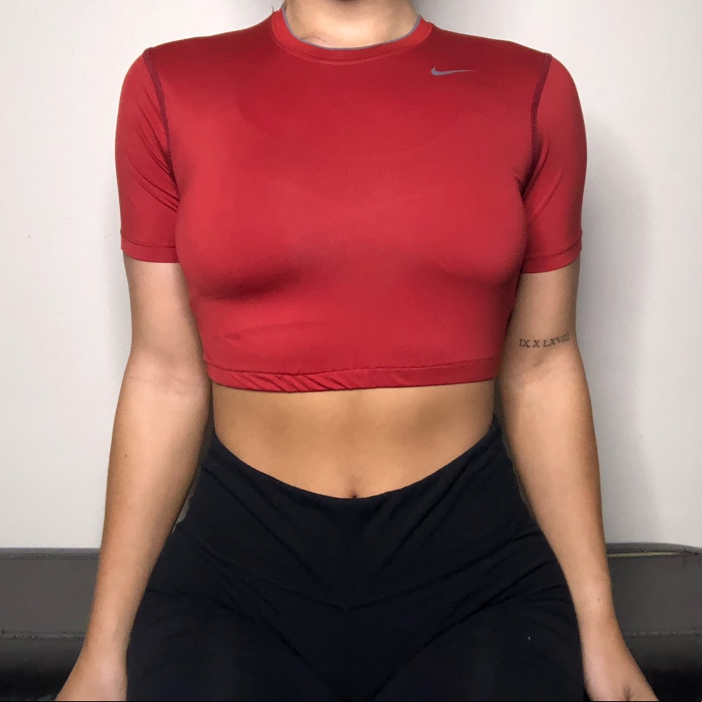 NIKE Crop Top